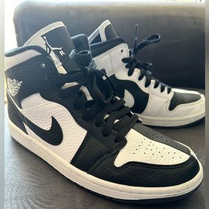Air Jordan Panda split women’s size 9. EXCELLENT  CONDITION. AUTHENTIC.